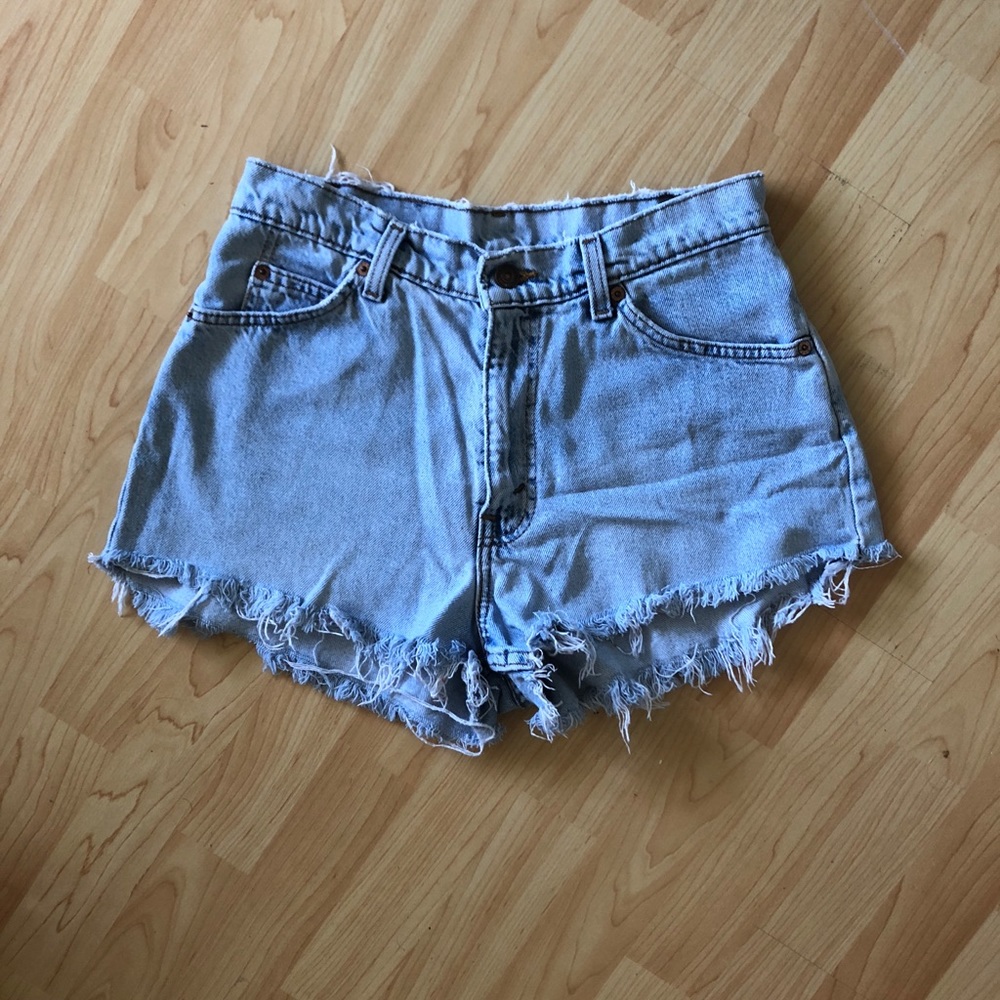 560 Levi’s high waist loose fit jean shorts